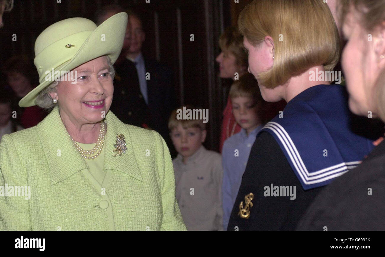 La reine Elizabeth II de Grande-Bretagne lors de sa visite à la base navale de Devonport, Plymouth. La Reine a rencontré des familles de ceux qui servaient dans le golfe, où elle a bavardé avec des dizaines de femmes, d'enfants, de mères et de pères. * le duc d'Édimbourg, qui est arrivé séparément, a également passé du temps à parler aux familles. Banque D'Images