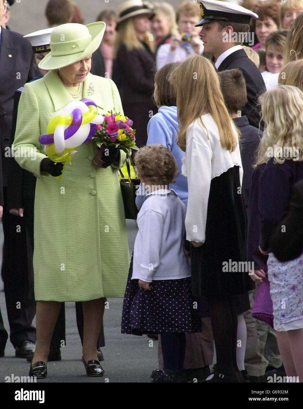 La reine Elizabeth II de Grande-Bretagne reçoit des fleurs et des ballons lors de sa visite à la base navale de Devonport, Plymouth. La Reine a rencontré des familles de ceux qui servaient dans le golfe, où elle a bavardé avec des dizaines de femmes, d'enfants, de mères et de pères. * le duc d'Édimbourg, qui est arrivé séparément, a également passé du temps à parler aux familles. Banque D'Images