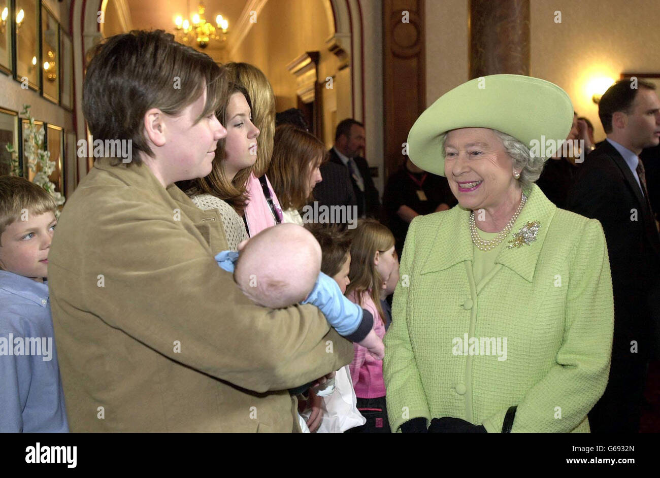 La reine Elizabeth II de Grande-Bretagne parle à Joanna Fryatt avec son bébé Bailey de 10 semaines lors de sa visite à la base navale de Devonport, Plymouth. Niky, le mari de Mme Fryatt, sert avec la RAF au 1er Escadron comme tireur. * la Reine a rencontré des familles de ceux qui servent dans le golfe, où elle a bavardé avec des dizaines de femmes, d'enfants, de mères et de pères. Le duc d'Édimbourg, qui est arrivé séparément, a également passé du temps à parler aux familles. Banque D'Images
