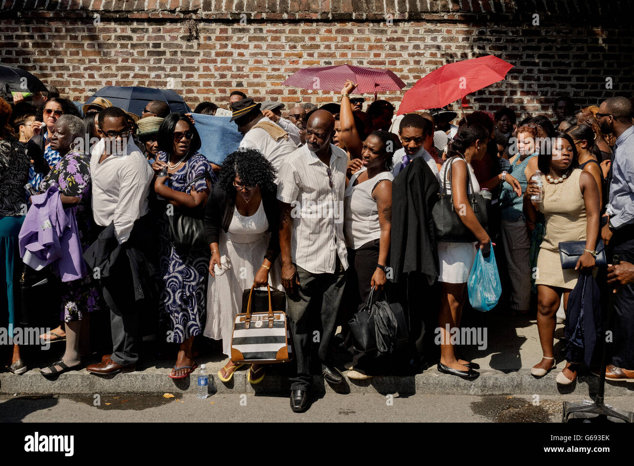 Les gens attendent en ligne pour les funérailles de la 9 noir tué à Charleston Banque D'Images