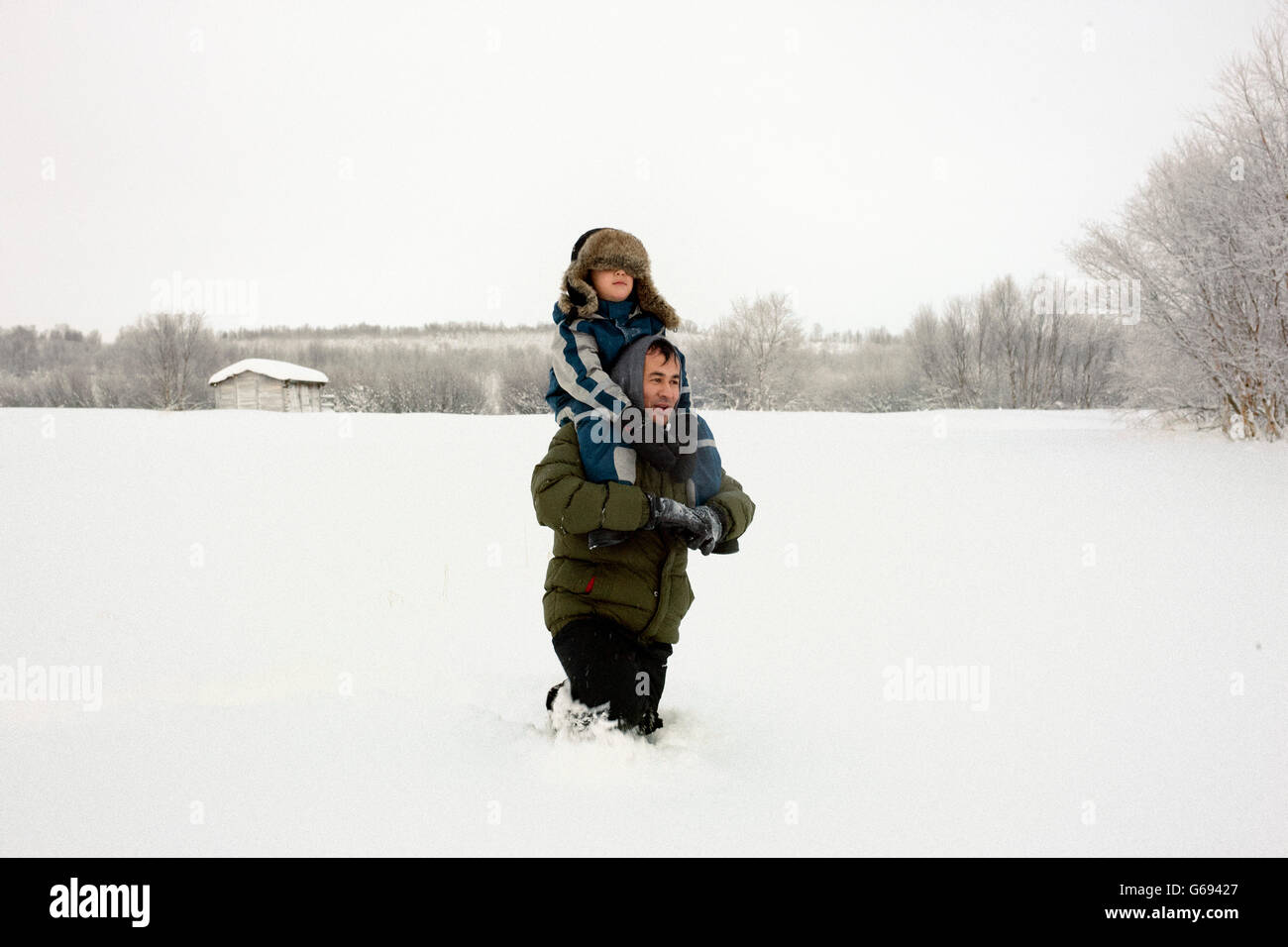 Père et son fils de l'Afghanistan. Ici essayer de revenir à la lutte contre le camp de réfugiés avec l'extrême froid et neige haute Banque D'Images