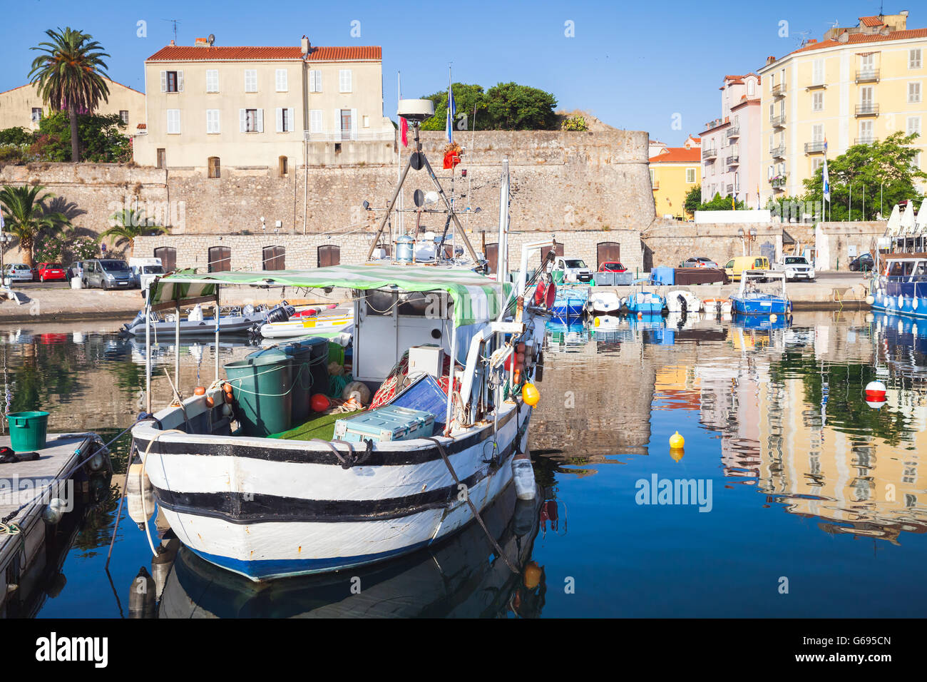 Bateau de pêche en bois blanc amarré dans le vieux port d'Ajaccio, Corse, France Banque D'Images
