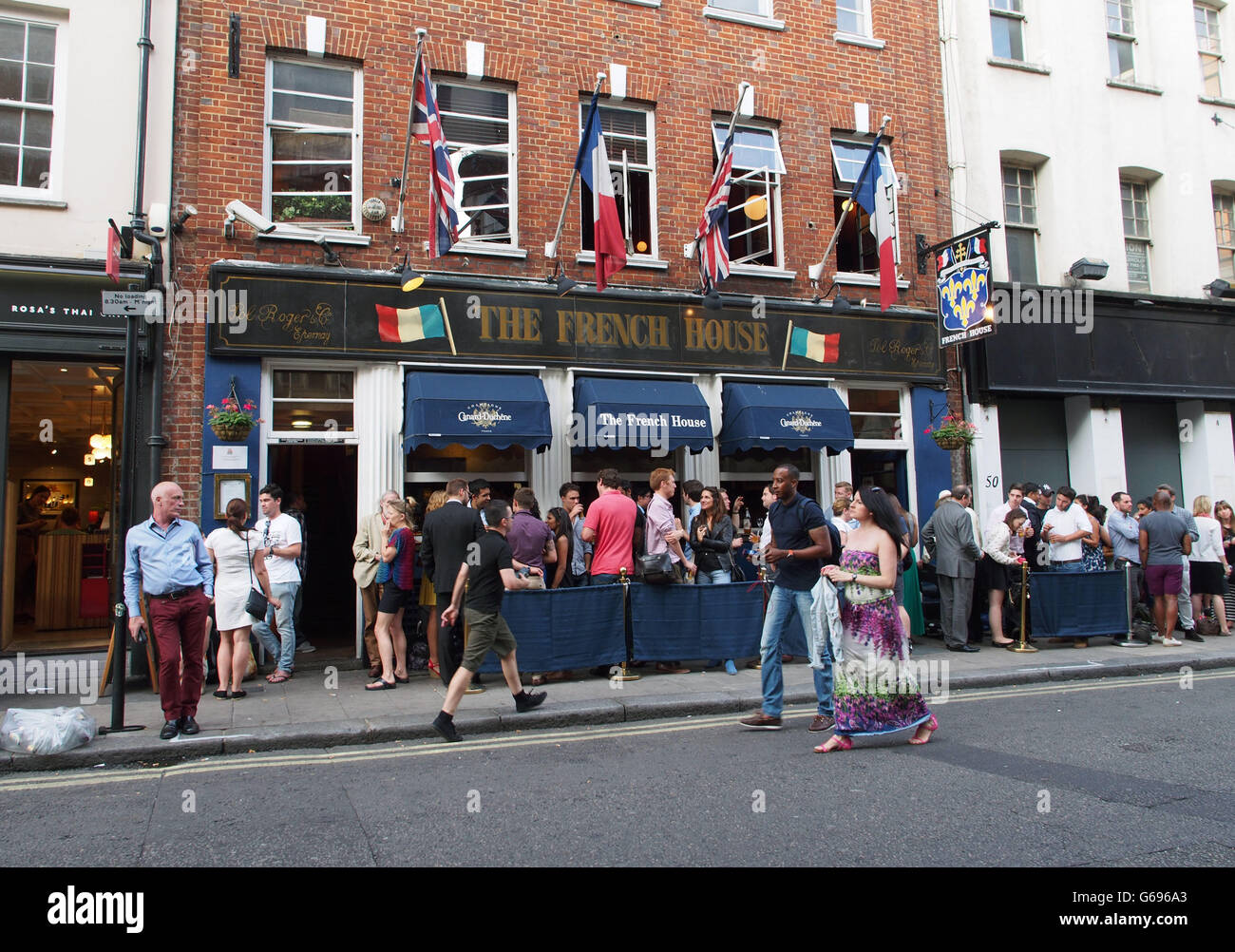 Vue générale sur les buveurs devant le pub de la Maison française à Soho, dans le centre de Londres. APPUYEZ SUR ASSOCIATION photo. Date de la photo : vendredi 26 juillet 2013. Le crédit photo devrait se lire: Yui Mok/PA Wire Banque D'Images