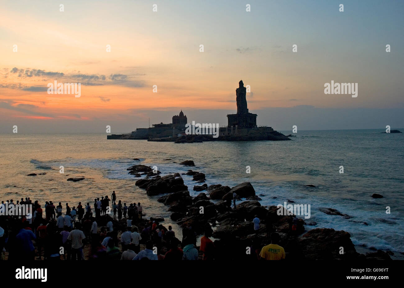 Lever du soleil sur l'Océan Indien, Vivekananda Memorial Rock, Kanyakumari, Tamil Nadu, Inde Banque D'Images