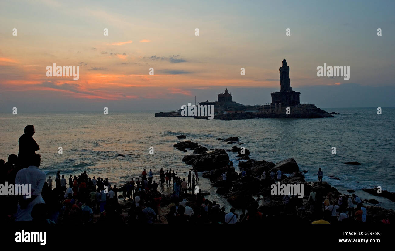 Lever du soleil sur l'Océan Indien, Vivekananda Memorial Rock, Kanyakumari, Tamil Nadu, Inde Banque D'Images