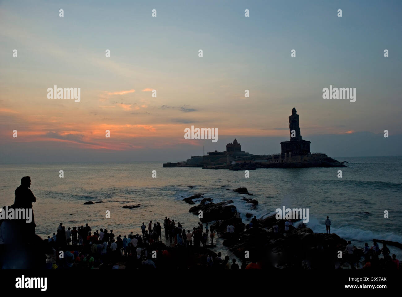 Lever du soleil sur l'Océan Indien, Vivekananda Memorial Rock, Kanyakumari, Tamil Nadu, Inde Banque D'Images