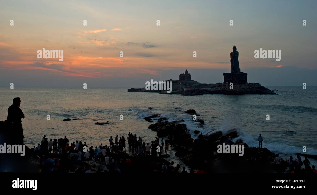 Lever du soleil sur l'Océan Indien, Vivekananda Memorial Rock, Kanyakumari, Tamil Nadu, Inde Banque D'Images