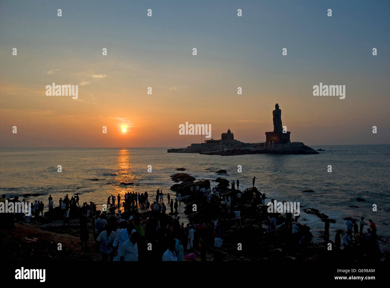 Lever du soleil sur l'Océan Indien, Vivekananda Memorial Rock, Kanyakumari, Tamil Nadu, Inde Banque D'Images