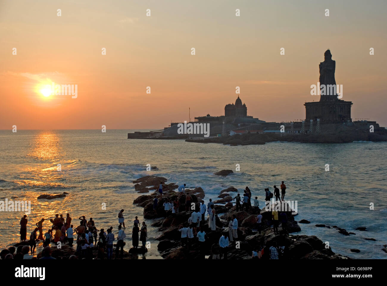 Lever du soleil sur l'Océan Indien, Vivekananda Memorial Rock, Kanyakumari, Tamil Nadu, Inde Banque D'Images