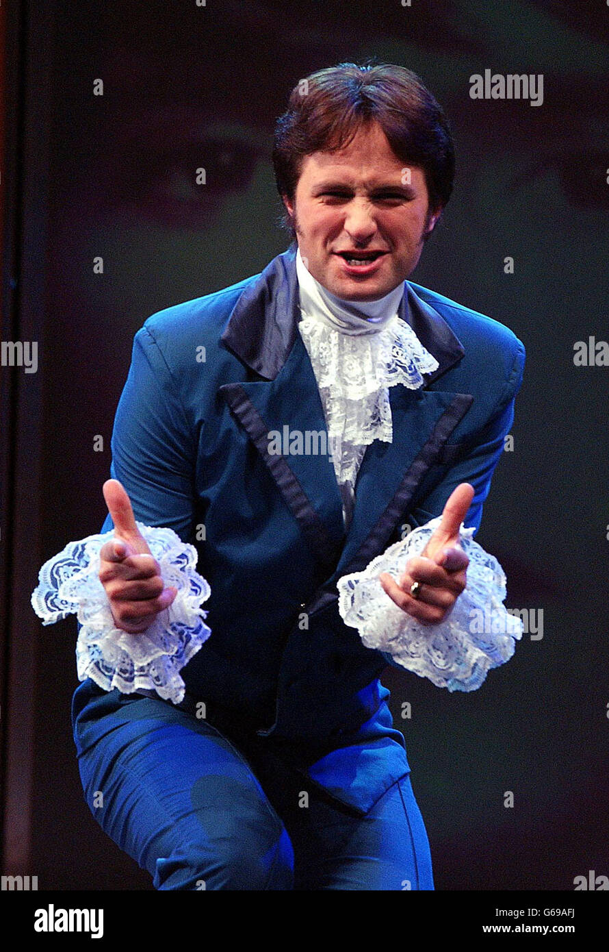 Miles Guerinni (falaise des années 60) pendant la répétition de Cliff - The musical au Prince of Wales Theatre dans le centre de Londres. L'ancien dj de radio One Mike Read joue le rôle de Sir Cliff Richard. Ricky Aron, * .. Miles Guerrini et Jimmy Jemain sont les autres 'Cliffss' à différents stades de sa carrière. Banque D'Images