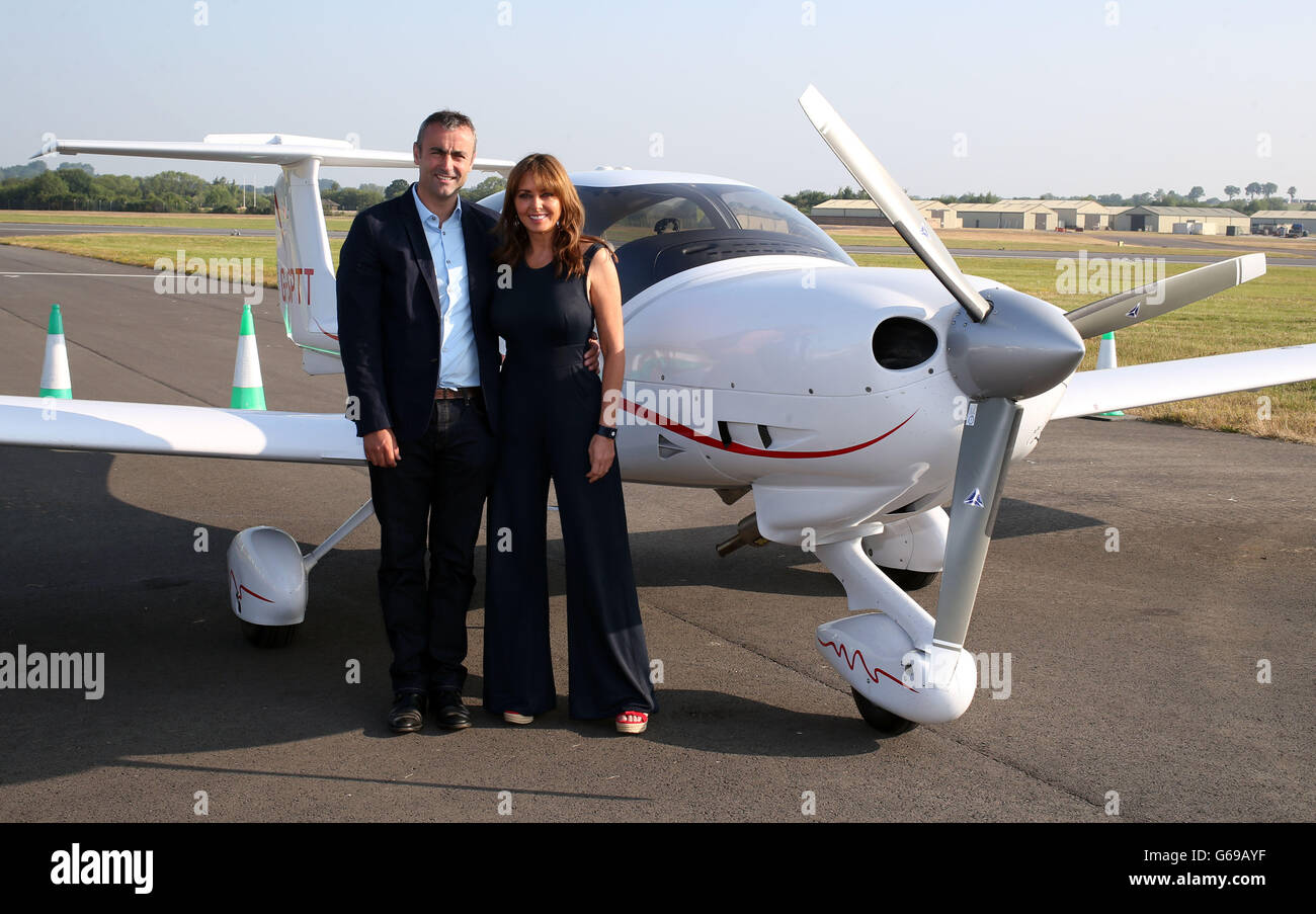 Carol Vorderman avec son partenaire Graham Duff, un ancien pilote de Red Arrow, à RAF Fairford alors que le premier des 160 avions commence à voler pour ce week-end Royal International Air Tattoo. Banque D'Images