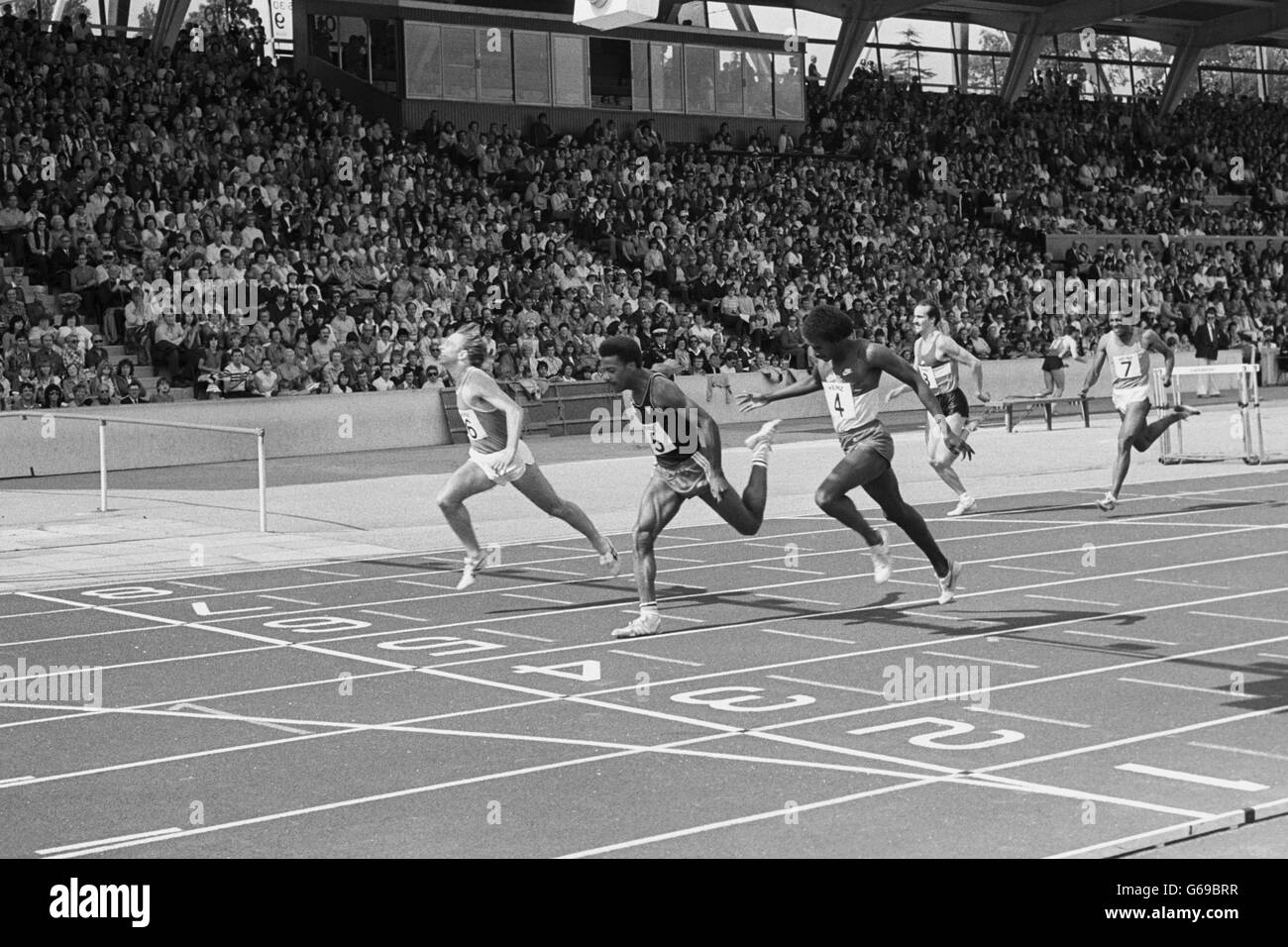 Todd Bennett (à l'extrême gauche) prend la première place dans le 200m masculin aux Jeux britanniques, suivi de Philip Brown et T Wright. Banque D'Images