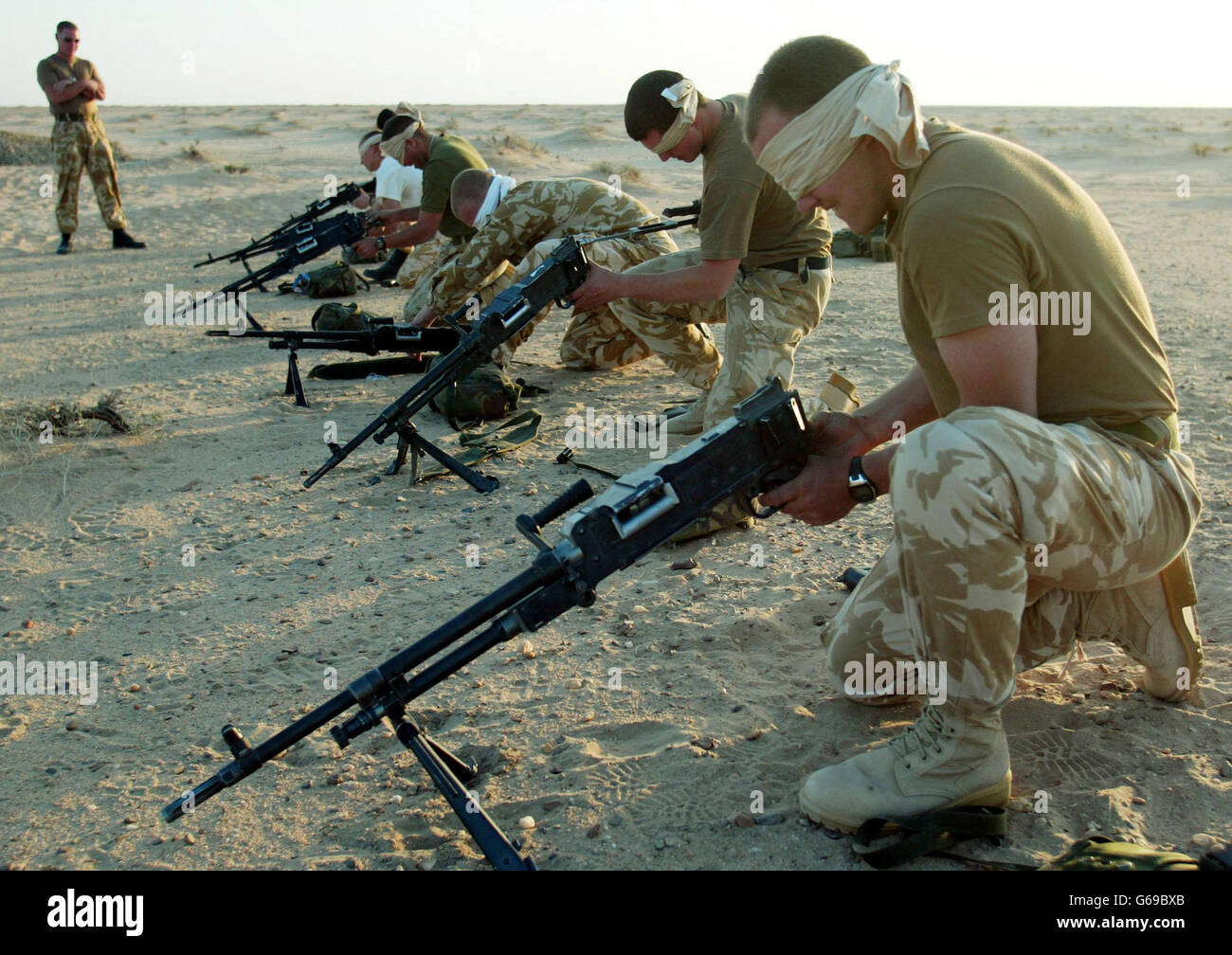 Les troupes britanniques du 29 Commando Regiment Royal Artillery s'entraînent à dépouiller et à assembler un fusil à machine à usage général dans le désert du Koweït, près de la frontière irakienne. Banque D'Images