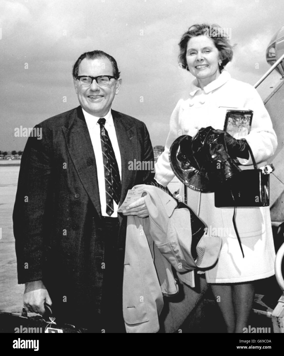 M. Reginald Maudling, le chef adjoint de l'opposition et sa femme Beryl, qui sont présentés à bord d'un avion à destination de la Russie à l'aéroport de Heathrow, Londres, ont brisé une habitude. Pour M. et Mme Maudling, il a marqué leur premier vol ensemble. Auparavant, ils avaient toujours pris des avions séparés, mais maintenant que leurs enfants ont grandi, ils ont décidé de voyager ensemble. Banque D'Images