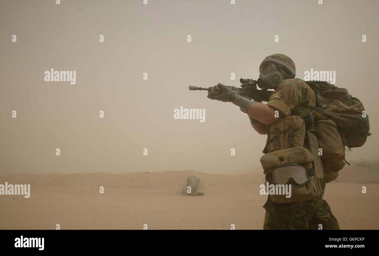 Un soldat britannique en place pendant une tempête de sable dans le désert koweïtien avant une éventuelle action militaire. Photo de Dan Chung, The Guardian, MOD Pool Banque D'Images