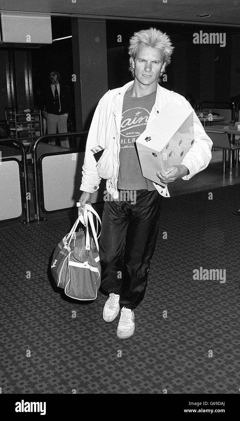 Pop Singer Sting, l'un des groupes les plus importants de Grande-Bretagne, la police, arrive à l'aéroport de Heathrow, Londres, chargé de bagages et de colis après avoir pris un vol de Los Angeles. Banque D'Images