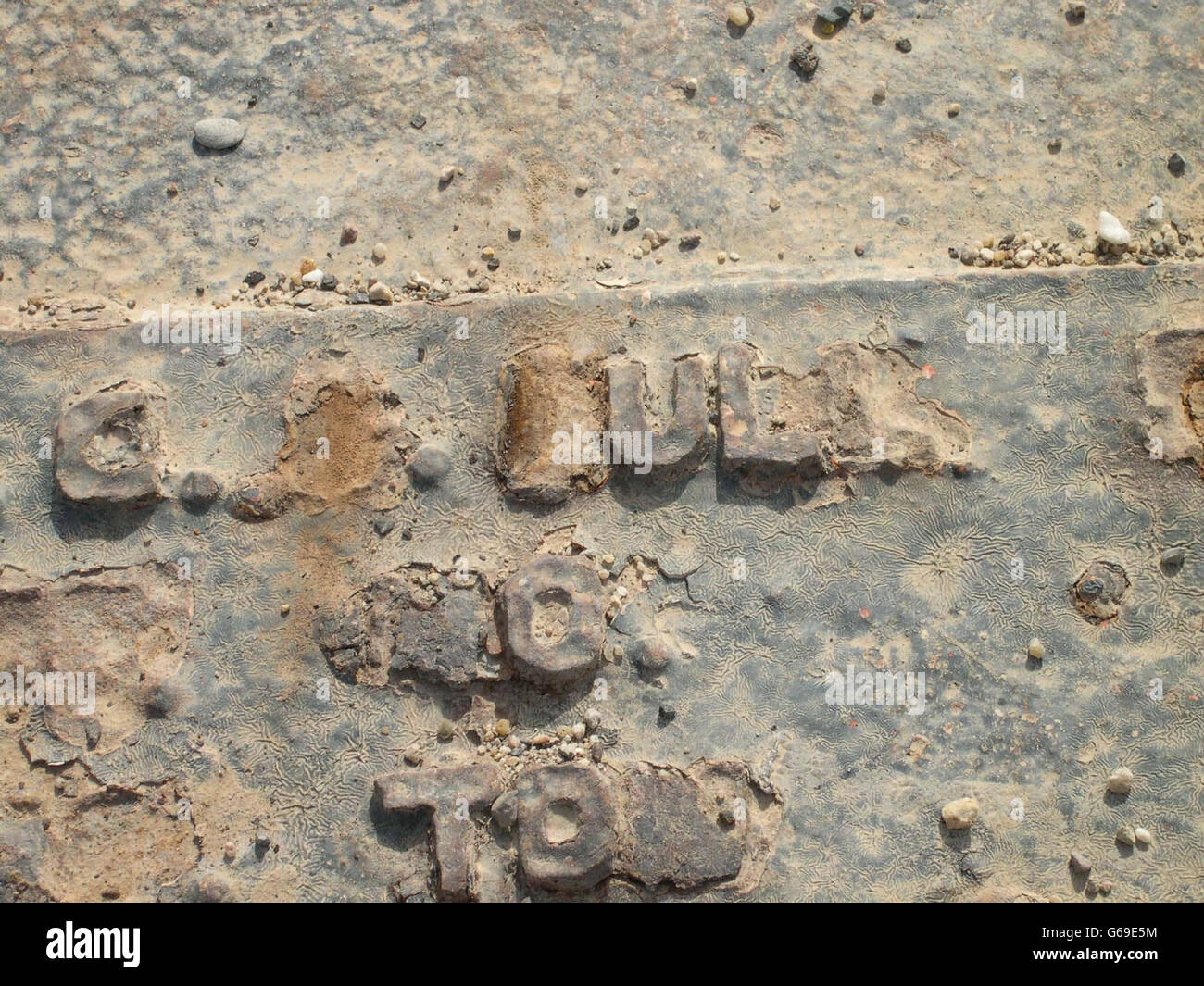 D'un côté ironique, les restes battus d'un ponton en Irak montrent qu'il a été fabriqué à Hull.Bon nombre des réservistes qui travaillent sur la fixation du pont sur les rives de Shat Al Basra viennent de la ville.* les Royal Engineers formés au Commando sont entrés dans les livres d'histoire quand ils ont volé dans la zone de bataille d'Umm Qasr pour construire un pont d'approvisionnement vital.Les troupes, principalement des réservistes, du 131 Escadron Commando indépendant, ont été aérolevées sur les berges de la voie navigable Shat Al Basra, à la périphérie de la ville portuaire du sud de l'Iraq, durant les premières heures. Banque D'Images