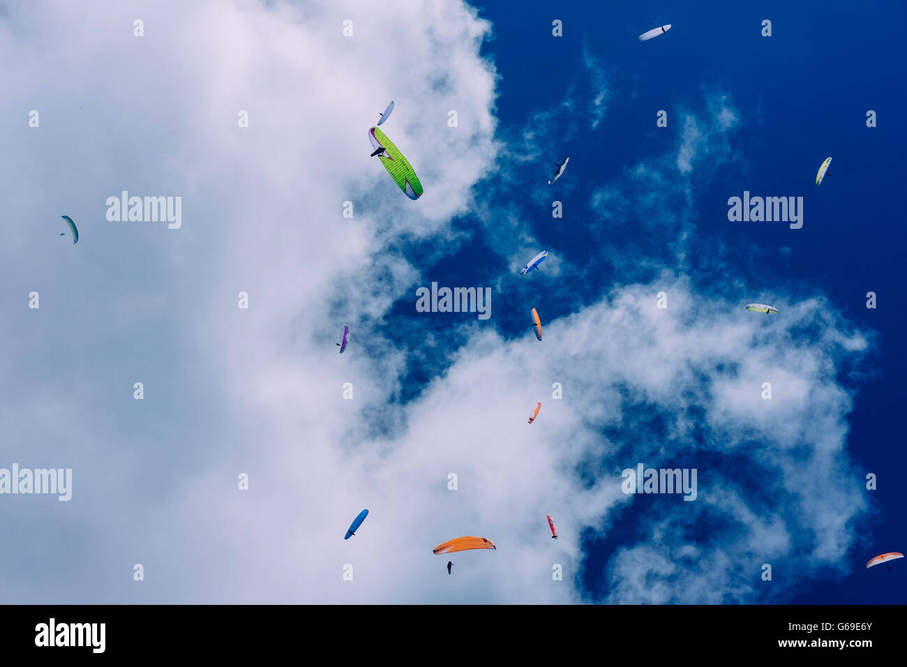 Vol parapente dans les Alpes, Werfenweng Autriche Banque D'Images