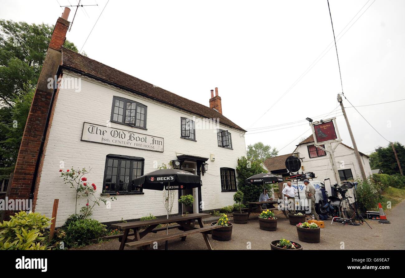 NBC se prépare à faire une émission en direct de l'extérieur de l'Old Boot Inn à Stanford Dingley, l'un des pubs locaux de Middleton. Banque D'Images