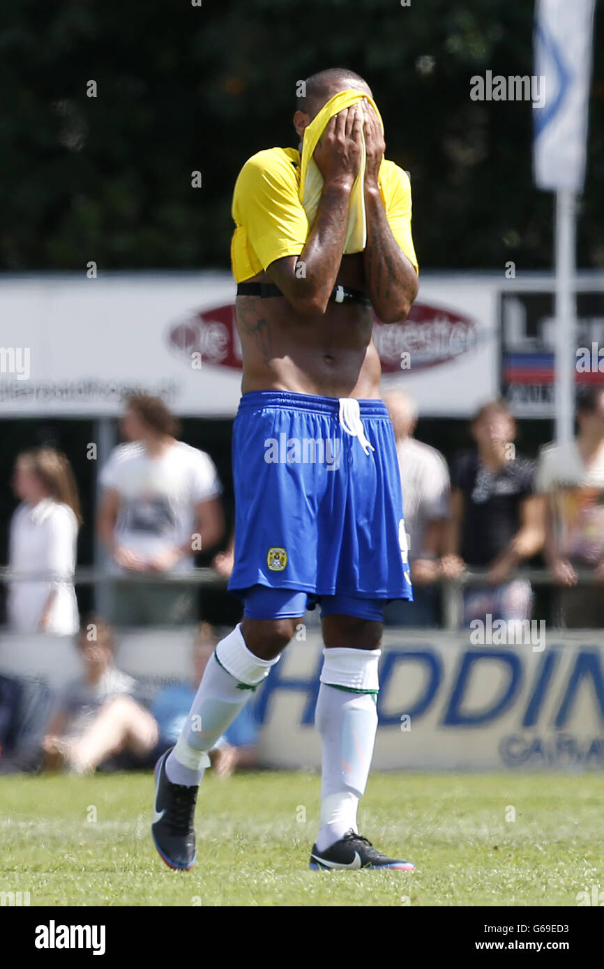 Football - pré-saison - Heracles Almelo v Coventry City - Polman Stadium. Leon Clarke, de Coventry City, semble abattu Banque D'Images