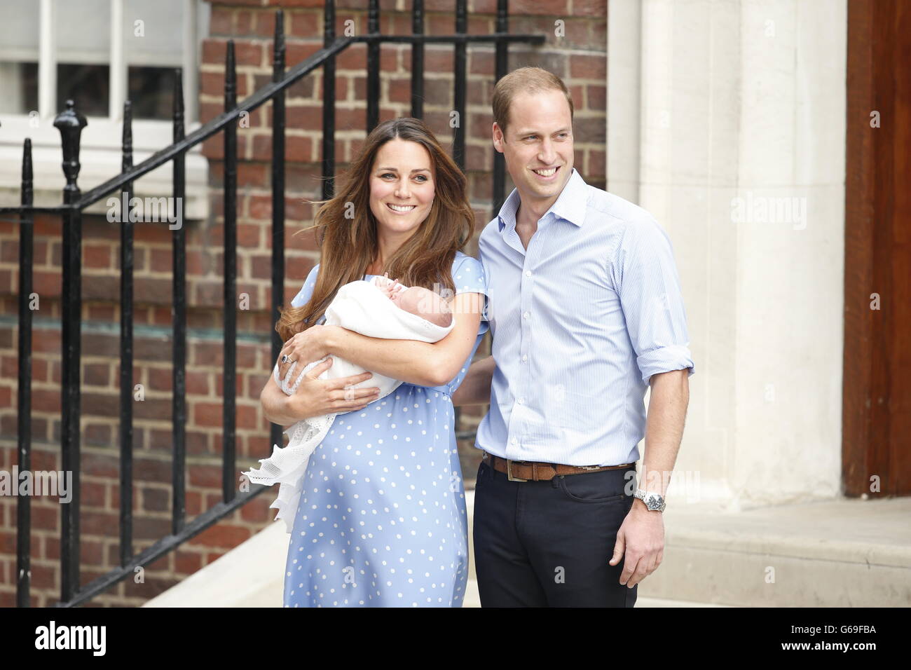 Le duc et la duchesse de Cambridge quittent l'aile Lindo de l'hôpital St Mary à Londres, avec leur fils nouveau-né, le Prince George de Cambridge. APPUYEZ SUR ASSOCIATION photo. Date de la photo: Mardi 23 juillet 2013. Voir PA Story ROYAL Baby. Le crédit photo doit être lu : Jonathan Brady/PA Wire Banque D'Images