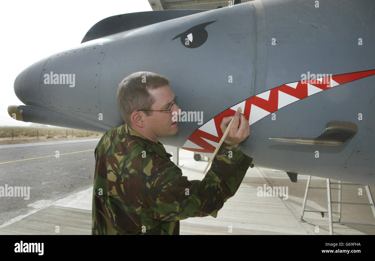Le Cpl Adrian Bland peint les dents et les yeux des requins sur un Harrier GR7 de la Royal Air Force britannique, car le mauvais temps empêche le vol de leur base au Koweït. * c'est la première fois qu'un Harrier britannique GR7 a été peint de cette façon, avec l'avion seulement étant décoré comme ceci pendant les temps de conflit réel. Banque D'Images