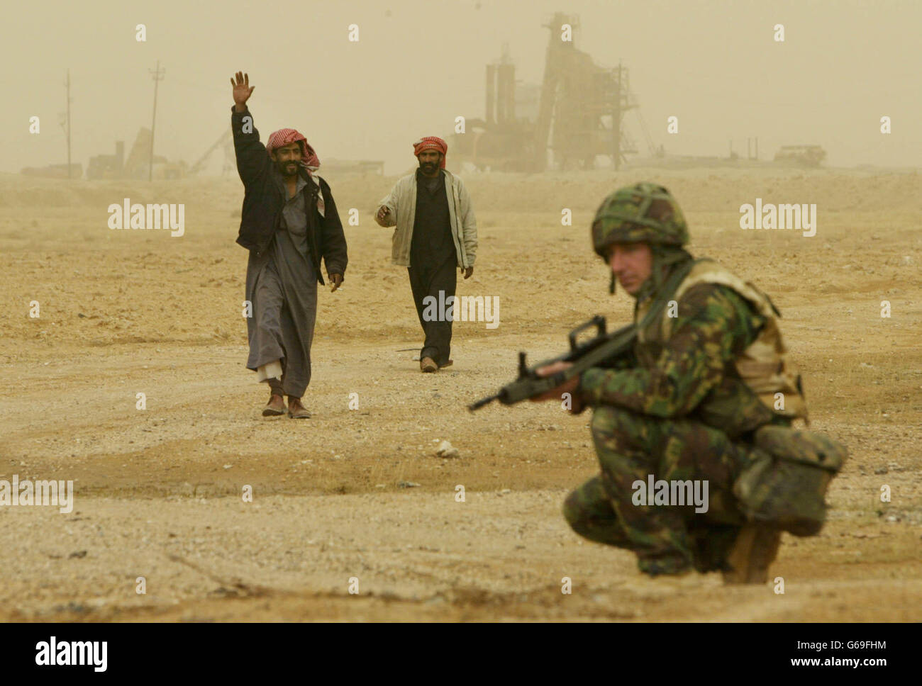 Des soldats britanniques rencontrent des résidents locaux lors d'une mission dans les villages au sud de Bassora. Photo de Dan Chung, The Guardian, MOD Pool Banque D'Images