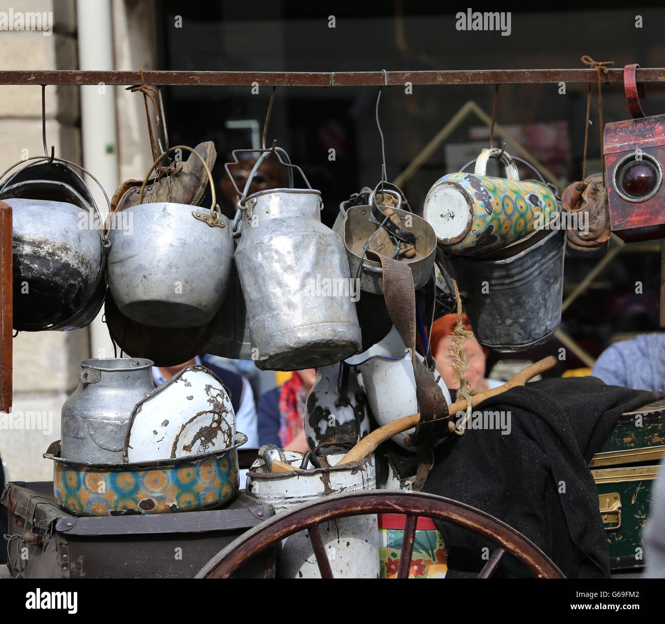 Panier avec beaucoup de pots et casseroles de Hawker de vieux fer à repasser Banque D'Images