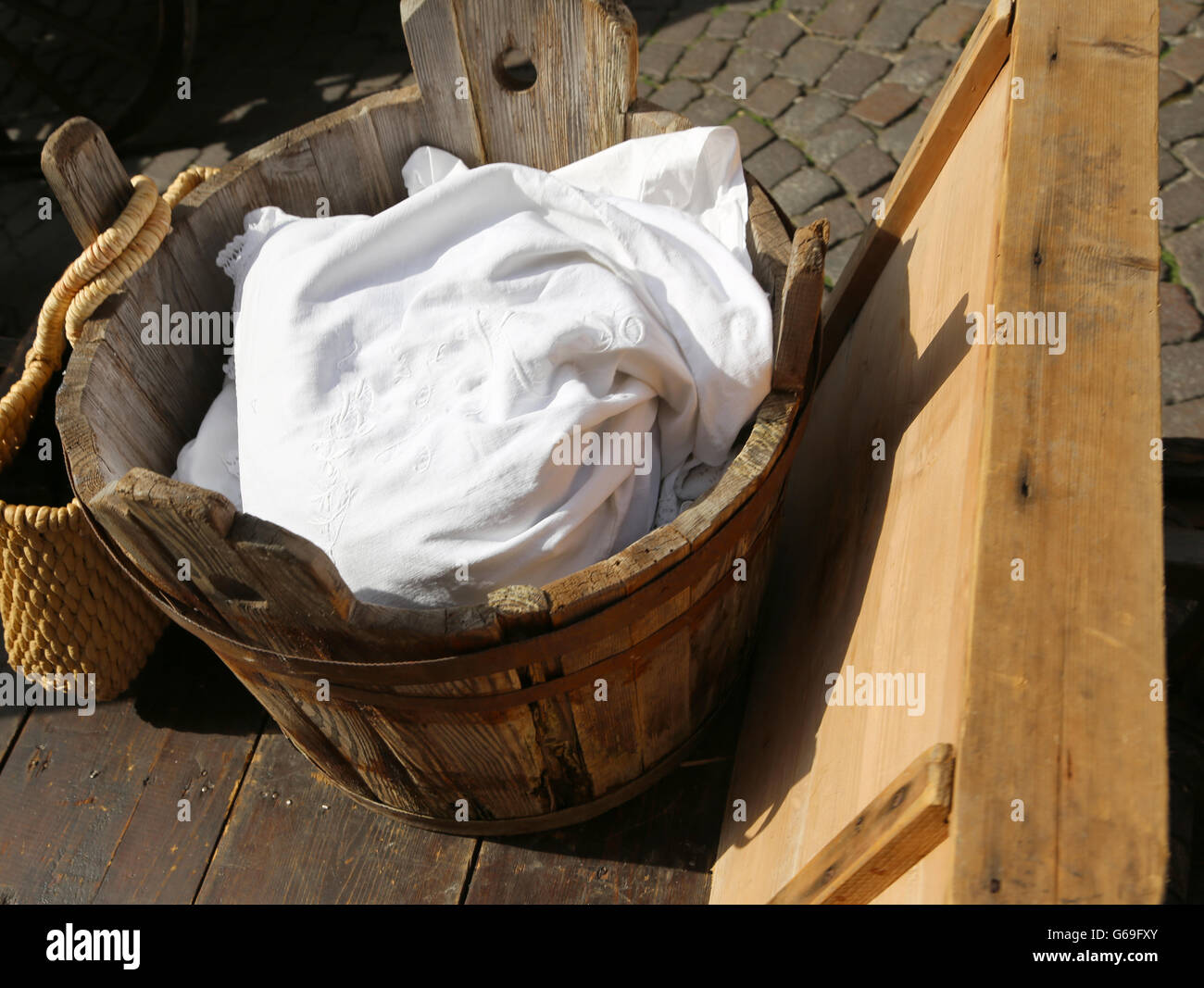 Très ancienne en bois à remous pour laver les vêtements et faire la lessive à la main Banque D'Images