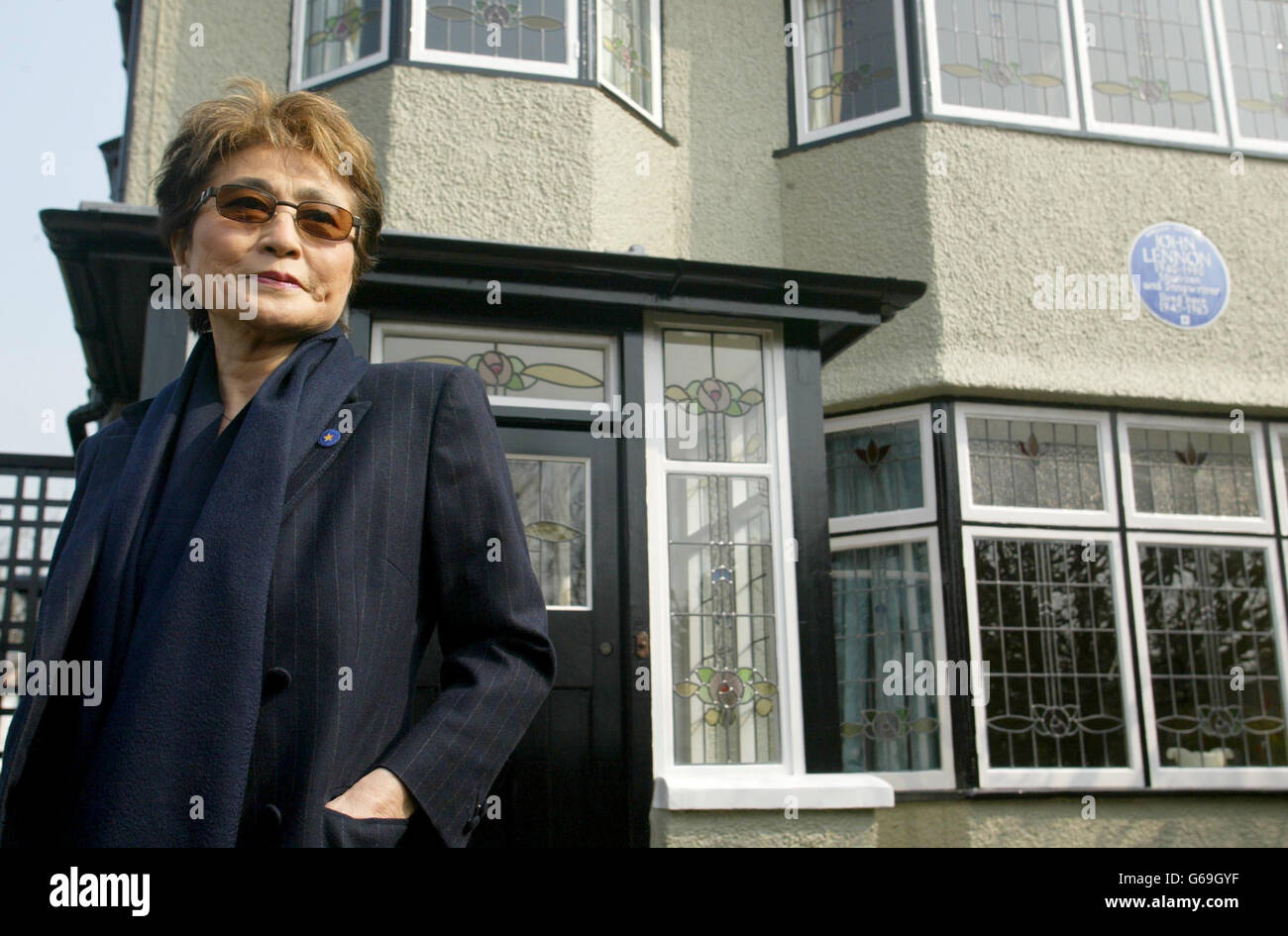 Yoko Ono, la veuve de l'ancien Beatle John Lennon, à l'extérieur de sa maison d'enfance 'Mindips' à Liverpool, qu'elle a acheté après la mort de son propriétaire précédent. Ono a fait don de la maison jumelée sur l'avenue Menlove à la National Trust et a demandé qu'elle soit préservée pour le public. * la maison a été restaurée à la façon dont il aurait regardé quand Lennon y a vécu avec son tante Mimi de l'âge de cinq à 23 ans. Banque D'Images