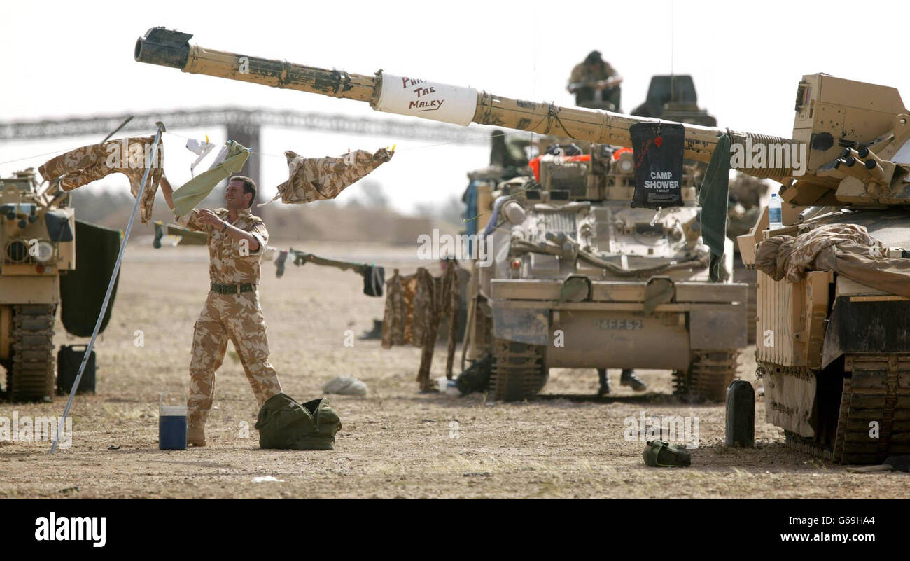 Un réservoir Challenger 2 des garde-dragons Scots utilisé comme une ligne de lavage après avoir été impliqué dans l'action à Bassorah, dans le sud de l'Irak.Photo de Dan Chung, The Guardian, MOD Pool Banque D'Images