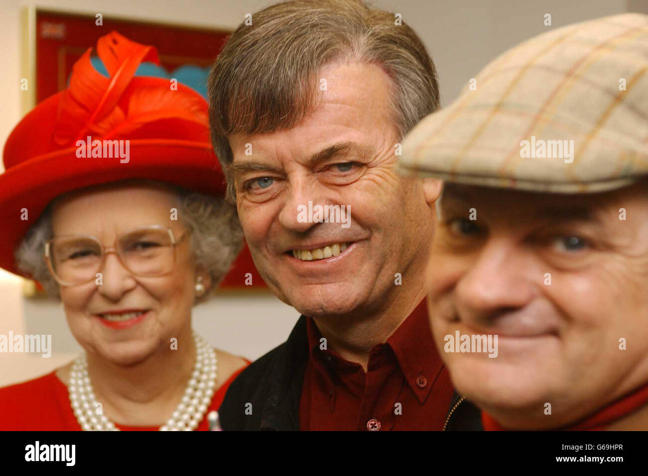 DJ Tony Blackburn (au centre) avec Elizabeth Richard, reine Elizabeth II, et Maurice Canham, Del Boy, qui revient à la place du petit déjeuner après 30 ans d'absence, comme hôte du programme national de petit-déjeuner en semaine du Classic Gold au Classic House. Banque D'Images