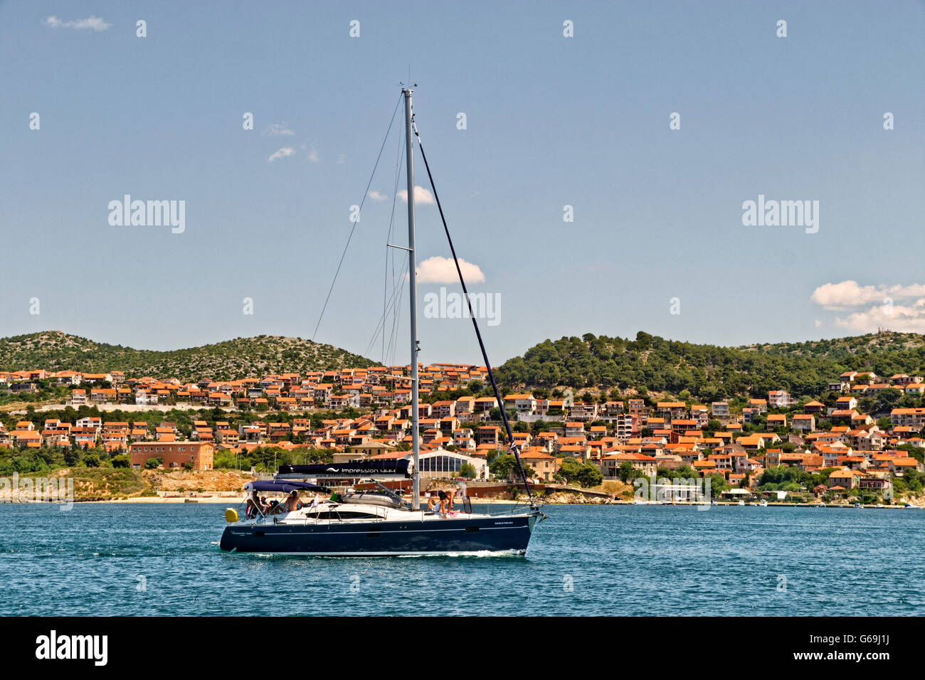 Cruising Yacht motoring passé sur la rivière Cikola Sibenik, Croatie. Banque D'Images