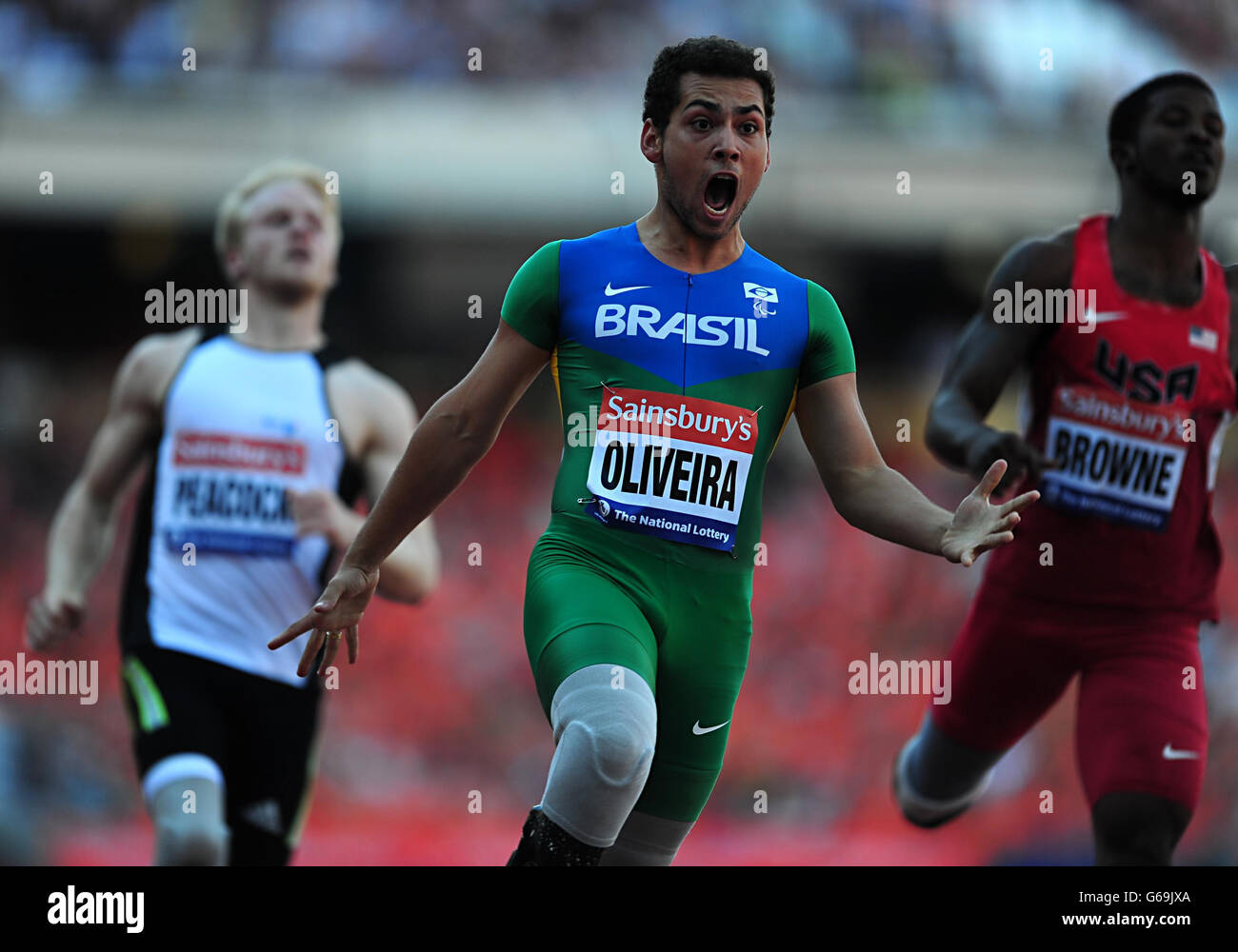 Alan Oliveira, Brésil, célèbre la victoire du T43/44 100 mètres masculin et un nouveau record du monde lors du défi international Para de Sainsburys au stade olympique de Londres. Banque D'Images