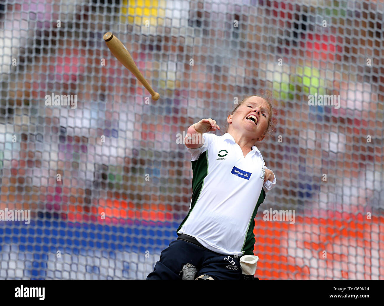 Catherine O'Neill d'Irlande pendant le tournoi féminin F32/51 lors du défi international Para de Sainsburys au stade olympique de Londres. Banque D'Images