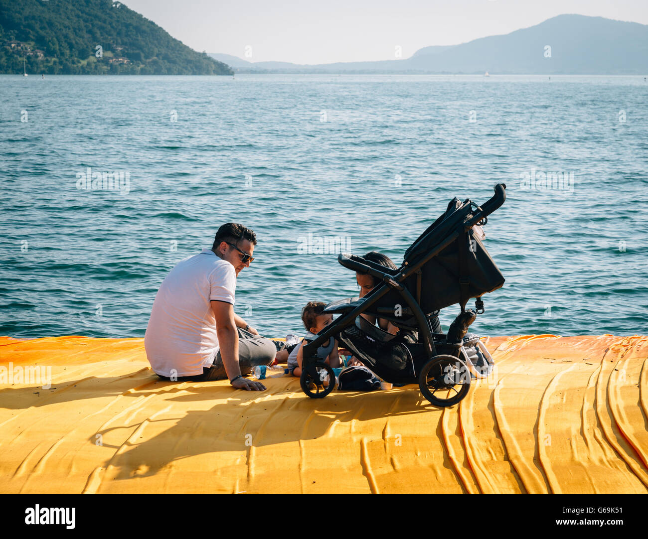 Les quais flottants Christo projet. Les visiteurs à pied de Iseo à Monte Isola et à l'île de San Paolo. Banque D'Images