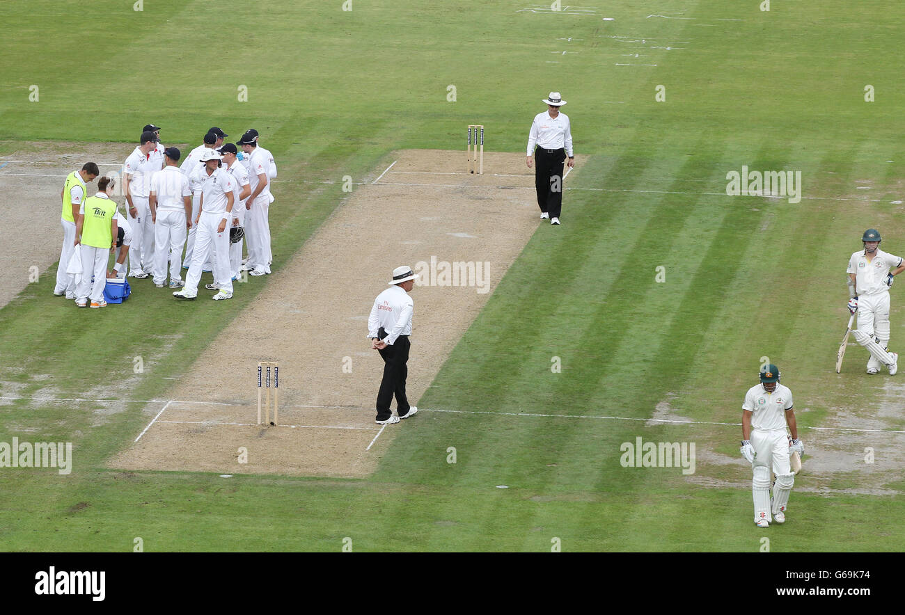 Le batteur australien Usman Khawja sort pour 1 montre sa déjection après qu'il a été donné par l'arbitre Hill confirmé par l'arbitre Dharmasena comme les joueurs d'Angleterre ne célèbrent pas , pendant le premier jour de son troisième match d'essai de cendres d'Investec au terrain de cricket d'Old Trafford, Manchester. Banque D'Images