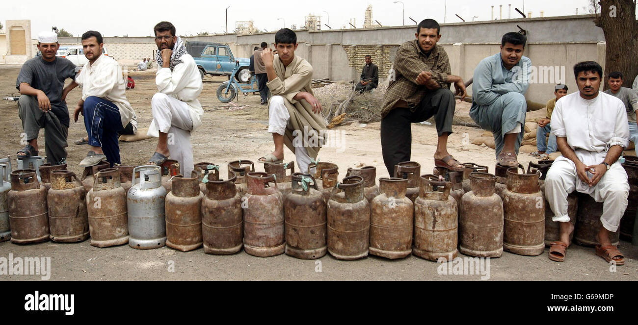 Les Irakiens attendent de remplir les réservoirs de gaz près de Bassora, dans le sud de l'Irak. Les réserves d'eau et de nourriture d'Alhough sont limitées par ailleurs semble continuer comme normal. Photo PA : Dan Chung / The Guardian / MOD Pool. Banque D'Images