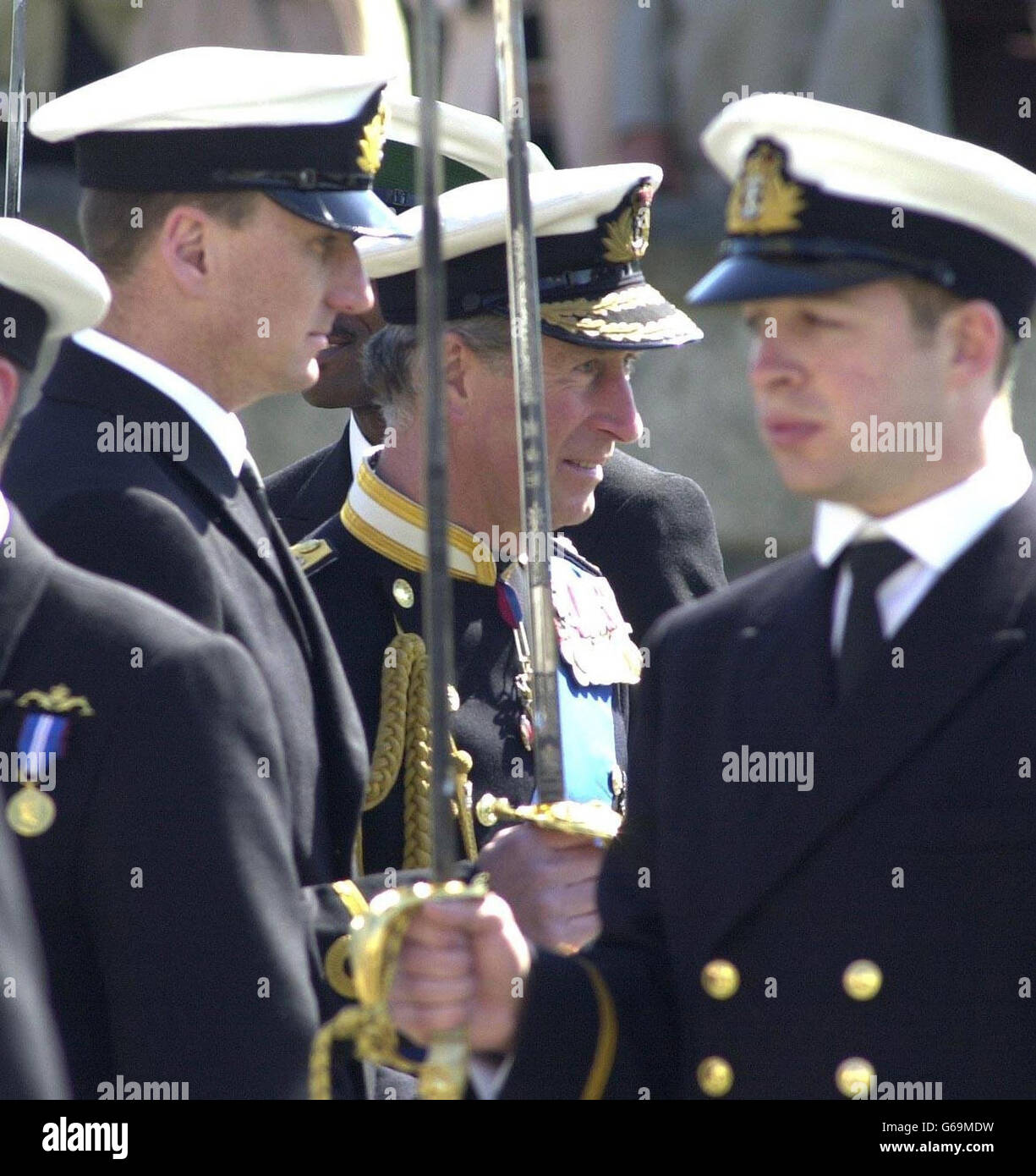 Le Prince de Galles (centre) inspecte une parade de 183 officiers après avoir obtenu leur diplôme du Collège naval royal Britannia à Dartmouth. Le prince, qui est décédé en 1971, * ... a commencé sa visite en plantant un pommier dans le jardin du Commodore - le même jardin dans lequel sa mère, puis la princesse Elizabeth, a marché en 1939 avec son père, le prince Philip, alors que le prince était lui-même un cadet naval là. Banque D'Images