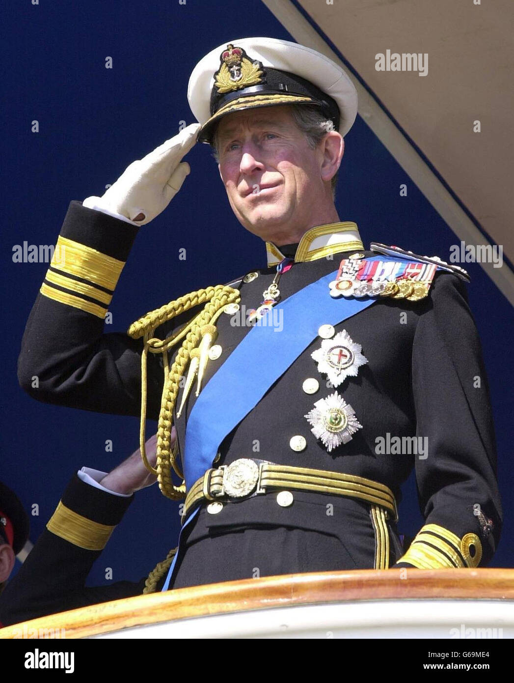 Le Prince de Galles salue les cadets alors qu'il inspecte une parade de 183 officiers qui ont obtenu leur diplôme du Collège naval royal Britannia à Dartmouth. * le prince, qui est décédé en 1971, a commencé sa visite en plantant un pommier dans le jardin du Commodore - le même jardin dans lequel sa mère, puis la princesse Elizabeth, a marché en 1939 avec son père, le prince Philip, alors que le prince était lui-même un cadet naval là. Banque D'Images