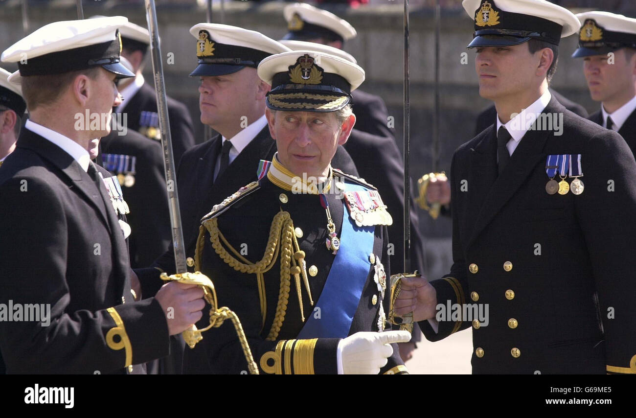 Le Prince de Galles (centre) inspecte une parade de 183 officiers après avoir obtenu leur diplôme du Collège naval royal Britannia à Dartmouth. Le prince, qui est décédé en 1971, * ... a commencé sa visite en plantant un pommier dans le jardin du Commodore - le même jardin dans lequel sa mère, puis la princesse Elizabeth, a marché en 1939 avec son père, le prince Philip, alors que le prince était lui-même un cadet naval là. Banque D'Images