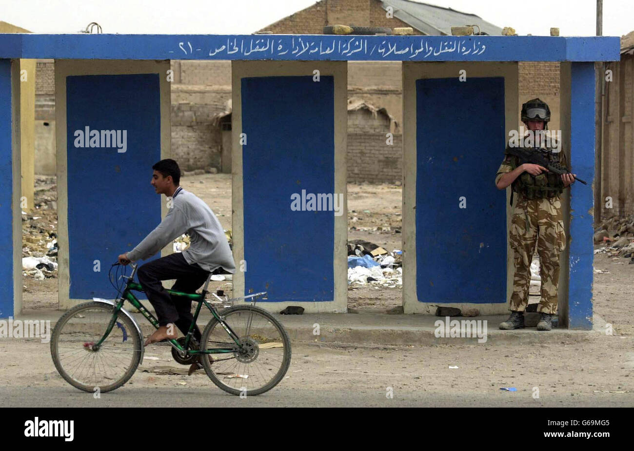 Soldat britannique à Bassora.Un soldat britannique dans les rues de Bassora, dans le sud de l'Irak. Banque D'Images