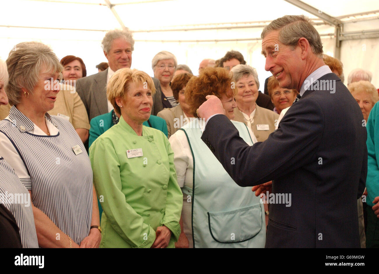 Le Prince de Galles discute avec son personnel lors d'une visite à l'Hospice St Luke de Plymouth, qui célèbre son 21e anniversaire. Banque D'Images