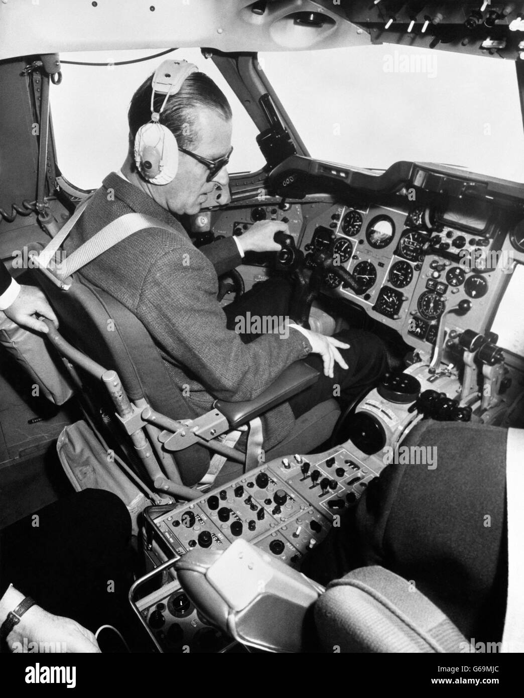 Le prince Philip, le duc d'Édimbourg, regarde la gamme d'instruments pendant qu'il prend les commandes au cours d'un vol de 75 minutes dans un nouvel avion de ligne Trident de British European Airways. Le vol a été effectué lors d'une visite à l'unité de formation de la compagnie aérienne à l'aéroport de Stansted, Essex. Son Altesse Royale a effectué deux atterrissages avec le capitaine W. Atkins, directeur de vol d'entraînement de BEA, comme son copilote. M. Anthony II était également dans l'avion Milward, président de BEA Banque D'Images