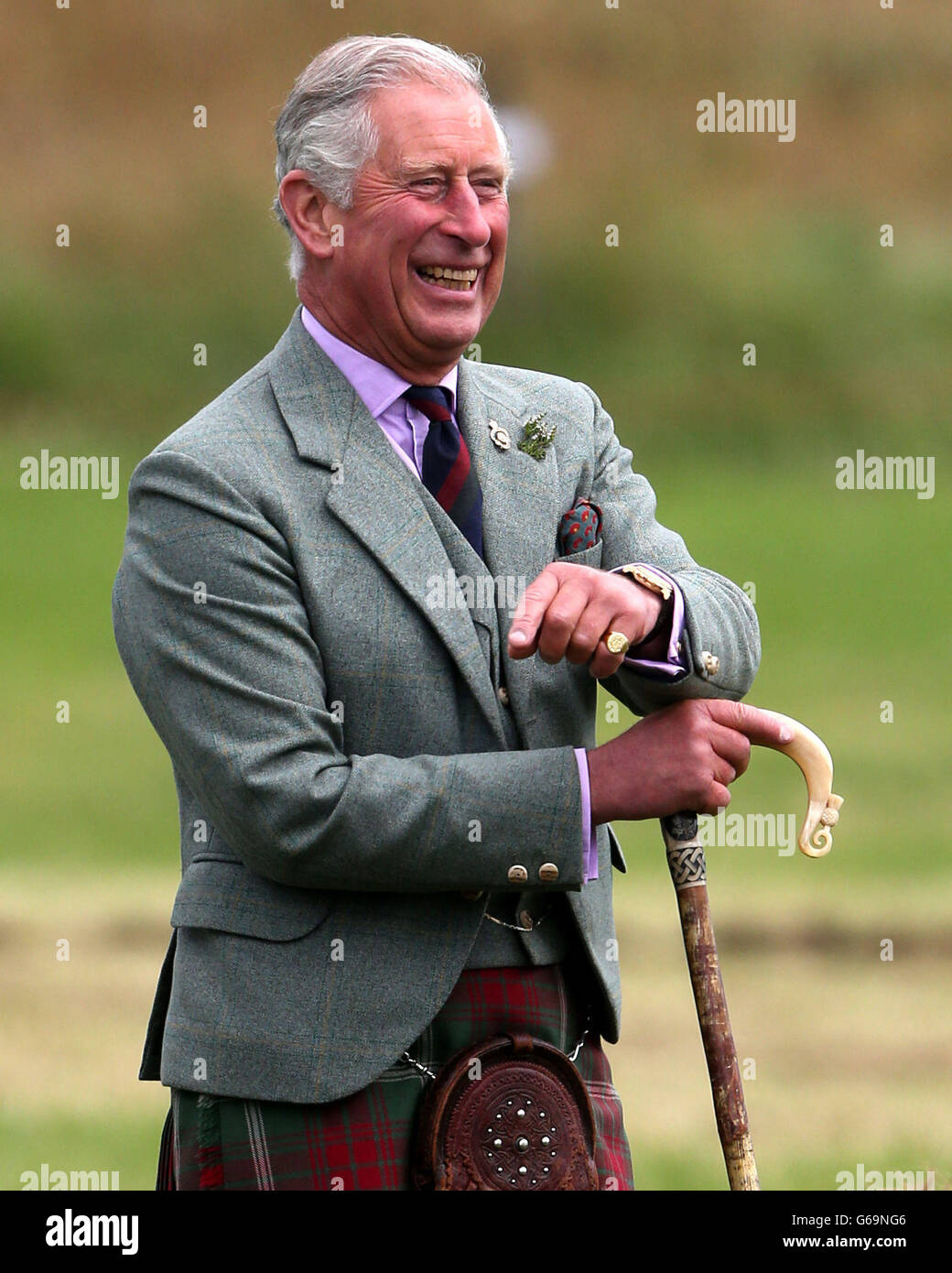 Le Prince de Galles juge le Tug of War comme Chieftain des Mey Highland Games lors de sa visite aux Mey Games de Caithness, en Écosse. Banque D'Images