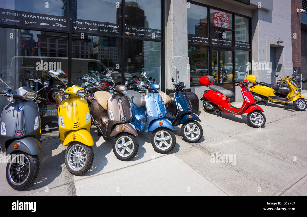 7 nouveaux scooters Vespa de couleur à l'extérieur d'un magasin dans Soho à New  York City Photo Stock - Alamy