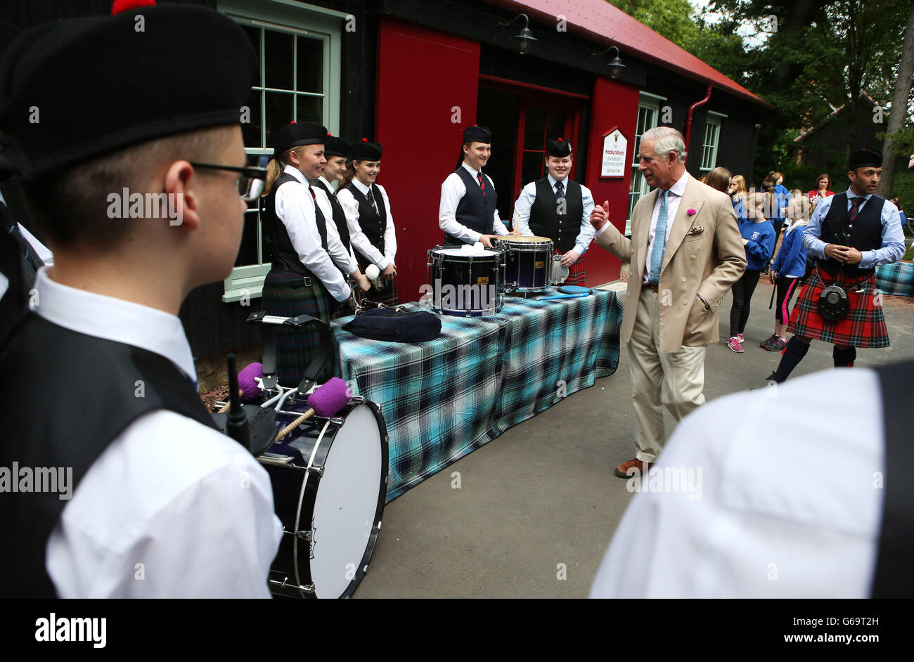 Le Prince de Galles, connu sous le nom de duc de Rothesay tandis qu'en Ecosse, des entretiens avec des membres de la CAN Pipe Band de jeunes lors de sa visite à la National Piping Centre au Dumfries House Estate en Cumnock tel qu'il est titulaire d'un 'Venez et essayez d' atelier. Banque D'Images