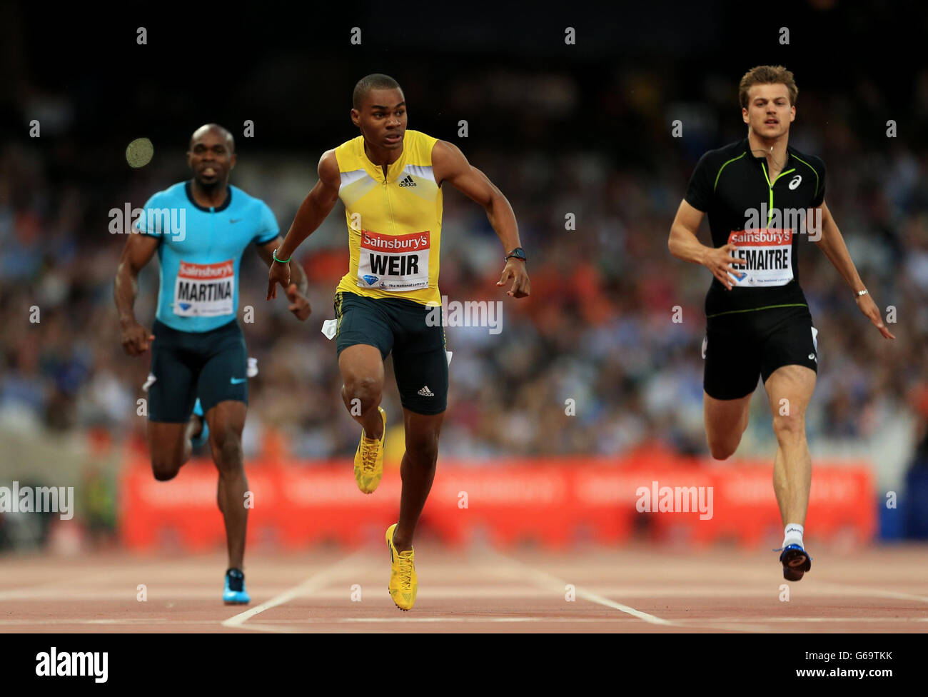 Warren Weir (au centre), de la Jamaïque, remporte les 200 mètres masculin au cours de la première journée de la rencontre de la Ligue des diamants de l'IAAF à Londres, au stade olympique de Londres. Banque D'Images