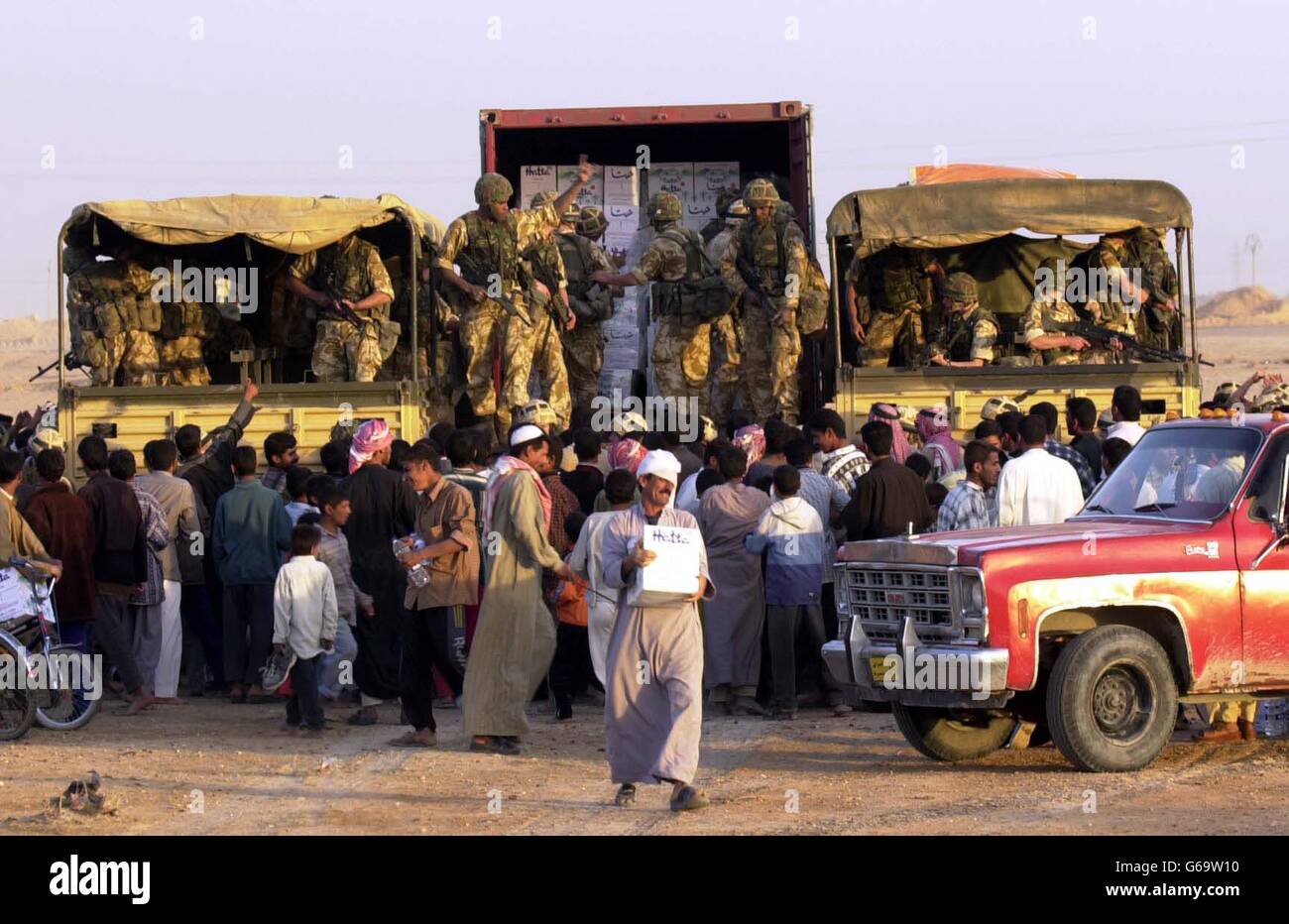 Des membres de l'infanterie légère britannique distribuent des colis d'aide aux habitants d'AZ Zubaya, près de Bassora, en Irak. Banque D'Images