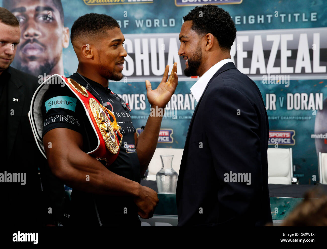 Anthony Joshua (à gauche) et Dominic Breazeale se dirigent vers la tête lors d'une conférence de presse aux studios de sports Sky, Isleworth. Banque D'Images